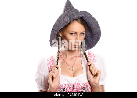 Attraktive Frau in einem traditionellen deutschen und bayerischen Dirndl und rustikalen Partyhut Stockfoto