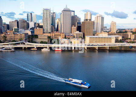 Brisbane Australien CBD, Skyline der Stadt, Wolkenkratzer, Gebäude, Blick von Southbank, Pacific Motorway, M3, Brisbane River, Mond, Dämmerung, CityCat, CityFerries, Fähre, b Stockfoto