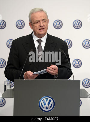 Wolfsburg, Deutschland. 14. Juli 2014. Martin Winterkorn, Vorstandsvorsitzender der Volkswagen AG, hält eine Rede in Wolfsburg, Deutschland, 14. Juli 2014. Volkswagen will seinen neue SUV "CrossBlue" im Werk in Chattanooga, USA zu bauen. VW seit Monaten in die weltweit am zweithäufigsten wichtig Automarkt ringt. Foto: PETER STEFFEN/DPA/Alamy Live-Nachrichten Stockfoto