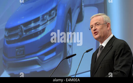 Wolfsburg, Deutschland. 14. Juli 2014. Martin Winterkorn, Vorstandsvorsitzender der Volkswagen AG, hält eine Rede in Wolfsburg, Deutschland, 14. Juli 2014. Volkswagen will seinen neue SUV "CrossBlue" im Werk in Chattanooga, USA zu bauen. VW seit Monaten in die weltweit am zweithäufigsten wichtig Automarkt ringt. Foto: PETER STEFFEN/DPA/Alamy Live-Nachrichten Stockfoto