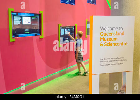 Brisbane Australien, South Brisbane, Kulturzentrum, Zentrum, Queensland Museum & ScienceCenter, Touchscreen, Jungen, männliche Kinder, Kinder, Jugendliche Stockfoto