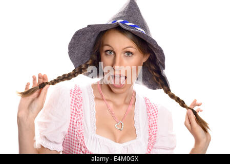 Attraktive Frau in einem traditionellen deutschen und bayerischen Dirndl und rustikalen Partyhut Stockfoto