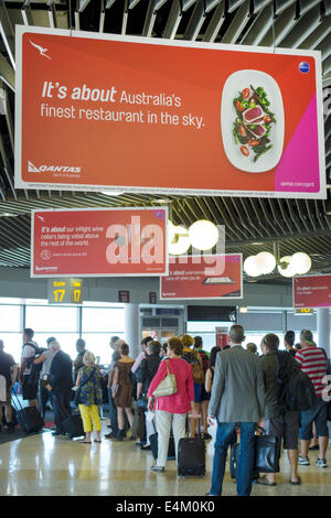 Brisbane Australien, Queensland Airport, BNE, Inland, Terminal, Gate, Schild, Logo, Qantas, Fluggesellschaften, Linie, Warteschlange, Boarding, Passagiere Fahrer, Besuch Stockfoto