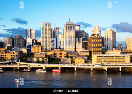 Brisbane Australien CBD, Skyline der Stadt, Wolkenkratzer, Gebäude, Blick von Southbank, Pacific Motorway, M3, Brisbane River, Mond, Dämmerung, CityFerries, Fähre, Boot, AU14 Stockfoto