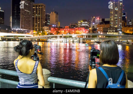 Brisbane Australien CBD, Skyline der Stadt, Wolkenkratzer, Gebäude, Nachtabend, Southbank, asiatische Frauen, Fotografin, Stativ, Aufnahme, AU140316187 Stockfoto