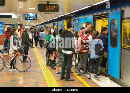 Melbourne Australien, Flagstaff Railway Station, Metro Trains Rail Network, Bahnsteig, Mann Männer männlich, Fahrer, Passagiere Passagiere Fahrer, Boarding, Zug, Stockfoto