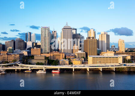 Brisbane Australien CBD, Skyline der Stadt, Wolkenkratzer, Gebäude, Blick von Southbank, Pacific Motorway, M3, Brisbane River, Moon, AU140314158 Stockfoto