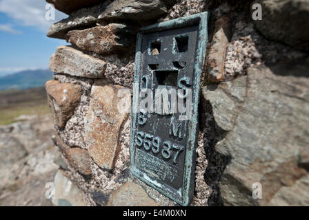 Close up Portrait of Ordnance Survey Triglyzerid Punkt auf Hochsitz, Lake District, Cumbria Stockfoto