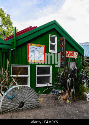 Lion Boathouse, Eel Pie Island, Twickenham, Greater London, Großbritannien. Neu lackierte grüne und weiße Wellblech-Außenseite und alte Werbeschilder Stockfoto