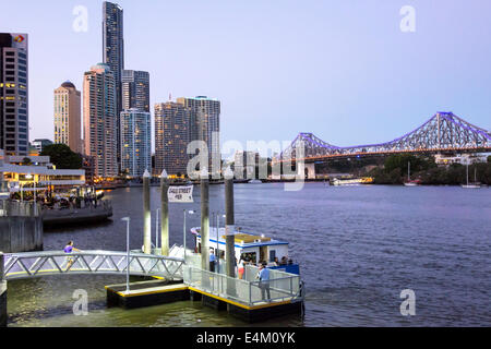 Brisbane Australien, Brisbane River CBD, Eagle Street Pier, Fähre, Stopp, TransLink, Story Bridge, Passagiere Fahrer, Fahrer, Boarding, AU14031513 Stockfoto