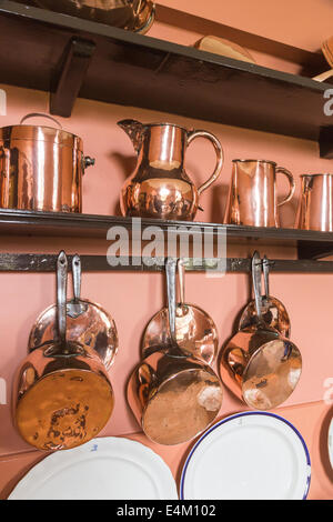 Glänzendes Kupfer Töpfe, Krüge, Töpfe und Pfannen angezeigt in Küche in Felbrigg Hall, Norfolk, Großbritannien Stockfoto