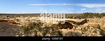 Panoramablick von wenigen der mehr als 600 Klippe Seite Wohnung gefunden in Mesa Verde Nationalpark - A World Heritage Site Stockfoto