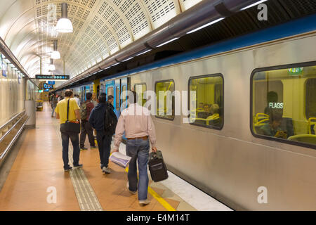 Melbourne Australien, Flagstaff Railway Station, Metro Trains Rail Network, Bahnsteig, Mann Männer männlich, Fahrer, Passagiere Passagiere Fahrer, Boarding, Zug, Stockfoto