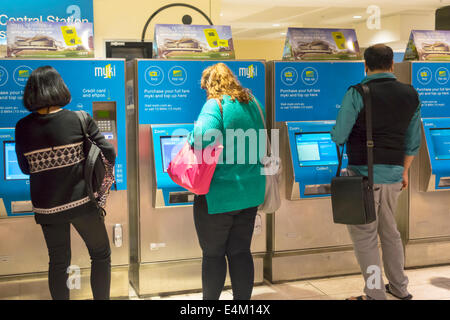 Melbourne Australien, Hauptbahnhof, Metro-Züge, Schienennetz, Selbstbedienung, Fahrkartenautomaten, Transaktionszahlung zahlt Kaufkäufe, Männer Stockfoto