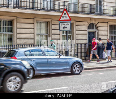 Traffic Warden Ausstellung PCN für falsch geparktes Auto - London UK Stockfoto