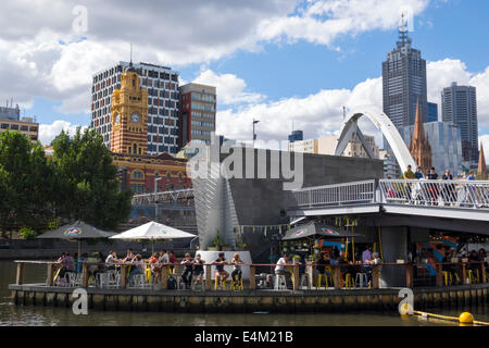 Melbourne Australien, Yarra River, Hochhäuser Wolkenkratzer Gebäude Gebäude Gebäude, Wolkenkratzer, Southbank Steg, Steg, Ponyfish Isl Stockfoto