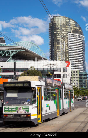 Melbourne Australia, Docklands, Harbour Esplanade, Yarra Trams, Tram, Trolley, Straßenbahn, Etihad Stadium, Watergate, Hochhaus, Wohnanlage Stockfoto