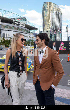 Melbourne Australien, Victoria Docklands, Harbour Esplanade, Melbourne Fashion Festival, modisch, Erwachsene Erwachsene Männer Männer Männer, Frau Frauen weibliche Dame, Coup Stockfoto