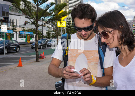 Melbourne Australien, Victoria Docklands, Harbour Esplanade, Erwachsene Erwachsene Männer Männer Männer, Frauen Frauen Frauen Dame, iPhone, Smartphone Smartphones Handy s Stockfoto