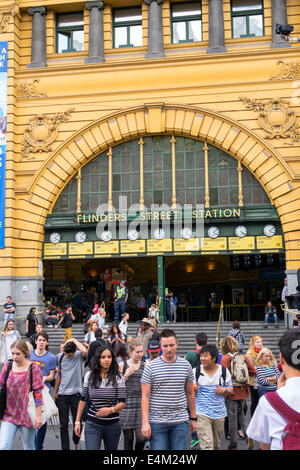 Melbourne Australien, Bahnhof Flinders Street, Metro-Züge, Bahnnetz, Zug, Kreuzung, asiatischer Mann, Männer, Frau, Frauen, Vorderseite, Eingang Stockfoto