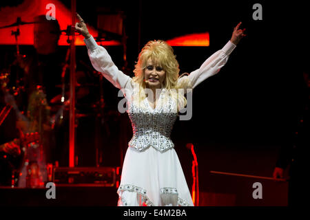 Sängerin Dolly Parton auf der Bühne während ihrer Blue Smoke Tour an der Hallam FM Arena am 24. Juni 2014 in Cardiff, Wales Stockfoto