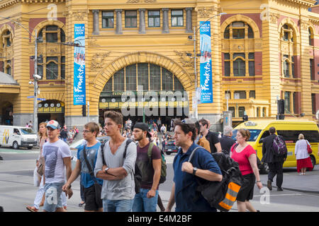 Melbourne Australien, Flinders Street Station, Metro Trains Rail Network, Zug, Kreuzung überqueren, Mann Männer männlich, Frau weibliche Frauen, vorne, Eingang, gebaut Stockfoto