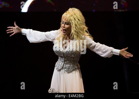 Sängerin Dolly Parton auf der Bühne während ihrer Blue Smoke Tour an der Hallam FM Arena am 24. Juni 2014 in Cardiff, Wales Stockfoto