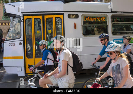 Melbourne Australien, Yarra Trams, Tram, Trolley, Tramway, Mann Männer männlich, Frau Frauen, Biker Radfahrer Fahrrad Fahrräder, Radfahren Radfahren Reiten Reiter Stockfoto