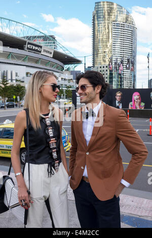 Melbourne Australien, Victoria Docklands, Harbour Esplanade, Melbourne Fashion Festival, modisch, Erwachsene Erwachsene Männer Männer Männer, Frau Frauen weibliche Dame, Coup Stockfoto