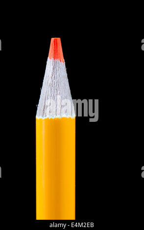 Schließen Sie einzelne orange Stift auf schwarz Stockfoto