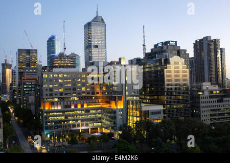 Melbourne Australien, William Street, Abenddämmerung, Abend, Nacht, Hochhaus, Gebäude, Wolkenkratzer, Skyline der Stadt, Baukräne, AU140318173 Stockfoto