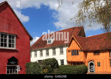 Bunte halbe Holz gebaut strohgedeckten Hütten, Lavenham Dorf, Suffolk County, England, Großbritannien. Stockfoto