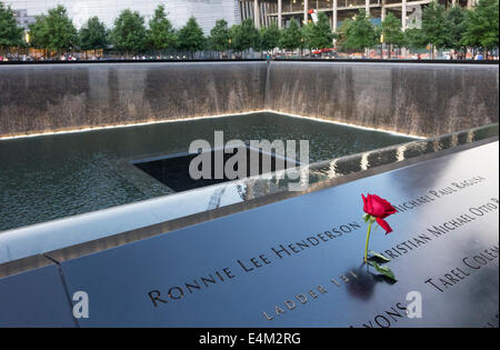 Eine rote Rose links auf einen Namen von einer der Menschen verloren am Ground Zero. Dies ist der Norden-Pool auf das World Trade Center Memorial Stockfoto