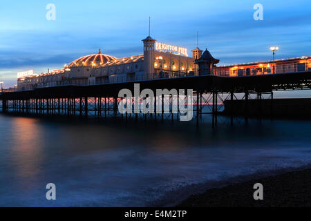 Abenddämmerung Farben über Brighton Palace Pier, Brighton City, Brighton & Hove, Sussex County, England, UK Stockfoto