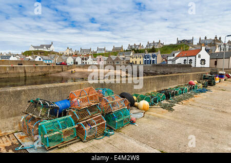 KRABBEN UND HUMMER TÖPFE ODER GATTER ENTLANG DER SCHOTTISCHEN HAFEN WAND FINDOCHTY MORAY KÜSTE Stockfoto