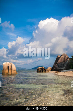 Stehende Granitfelsen am tropischen Strand Stockfoto