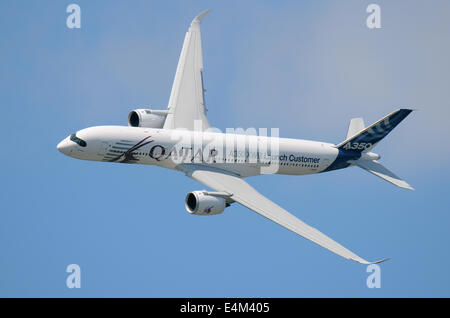 Airbus A350 Jet Airliner Flugzeug, das den brandneuen Typ in Farnborough in Katar-Lackierung erstmals veröffentlicht. Modernes wirtschaftliches Design Stockfoto