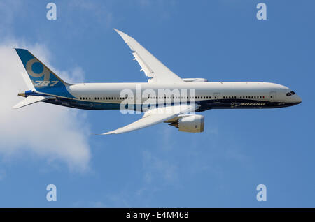 Boeing 787 Dreamliner-Flugzeug, das auf der Farnborough International Airshow fliegt. Boeing Corporate Farben Stockfoto