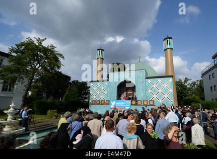 Hamburg, Deutschland. 14. Juli 2014. Vertreter von Judentum, Christentum und Islam führen einen Gottesdienst und betet für den Frieden im Nahen Osten vor der blauen Moschee in Hamburg, Deutschland, 14. Juli 2014. Foto: DANIEL REINHARDT/DPA/Alamy Live-Nachrichten Stockfoto