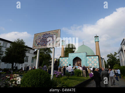 Hamburg, Deutschland. 14. Juli 2014. Vertreter von Judentum, Christentum und Islam führen einen Gottesdienst und betet für den Frieden im Nahen Osten vor der blauen Moschee in Hamburg, Deutschland, 14. Juli 2014. Foto: DANIEL REINHARDT/DPA/Alamy Live-Nachrichten Stockfoto