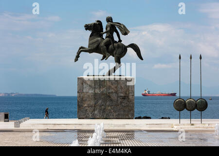 Statue von Alexander dem großen und seinem Pferd Bucephalus, während ein sonniger Morgen, in der Stadt von Thessaloniki, Griechenland. Stockfoto