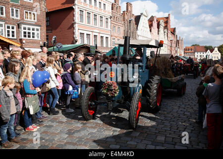 Traktor bei Kopefest Parade, Lüneburg, Lüneburg, Niedersachsen, Deutschland, Europa Stockfoto