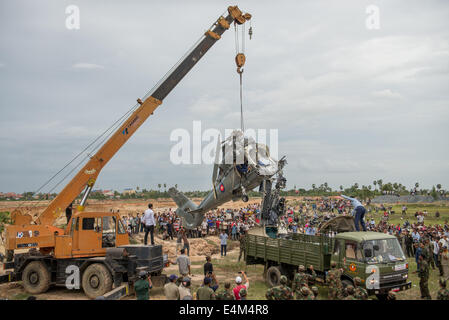 Phnom Penh, Kambodscha. 14. Juli 2014. Kambodschanischen Volkes betrachten eines beschädigten Hubschraubers, nachdem es am Ortsrand von Phnom Penh am 14, Juli 2014 abgestürzt. Laut offiziellen, vier kambodschanische Soldaten starben und eine verletzte bei einem Hubschrauberabsturz während der militärischen Ausbildung am Stadtrand von Phnom Penh, Kambodscha. Bildnachweis: Kimlong Meng/NurPhoto/ZUMA Draht/Alamy Live-Nachrichten Stockfoto