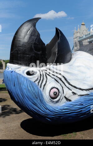 15 METER FIBERGLAS TOTEN PAPAGEI, MONTY PYTHON ZU FÖRDERN ZEIGT BEI DER 02. Stockfoto