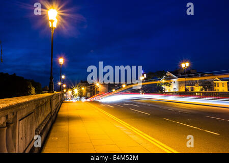 Autolichter der Bedford-Brücke in der Nacht, UK Stockfoto