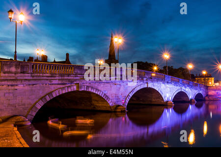 Bedford-Brücke und den großen Fluss Ouse als Nacht fällt Stockfoto