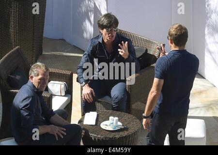 Rio De Janeiro, Brasilien. 14. Juli 2014. Deutschlands Handball Joachim Loew (C) spricht mit seinem Co-Trainer Hansi Flick (R) auf der Terrasse des Sheraton Rio Hotel & Resort in Rio De Janeiro, Brasilien, 14 Juli 201. Am links Deutschlands Torwart-Trainer Andreas Köpke. Die deutsche Fußball-Nationalmannschaft fährt vom Rio Flughafen für Berlin später heute nach Deutschland zurück. Foto: Marcus Brandt/Dpa/Alamy Live News Stockfoto