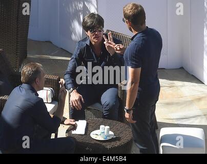 Rio De Janeiro, Brasilien. 14. Juli 2014. Deutschlands Handball Joachim Loew (C) spricht mit seinem Co-Trainer Hansi Flick (R) auf der Terrasse des Sheraton Rio Hotel & Resort in Rio De Janeiro, Brasilien, 14 Juli 201. Am links Deutschlands Torwart-Trainer Andreas Köpke. Die deutsche Fußball-Nationalmannschaft fährt vom Rio Flughafen für Berlin später heute nach Deutschland zurück. Foto: Marcus Brandt/Dpa/Alamy Live News Stockfoto