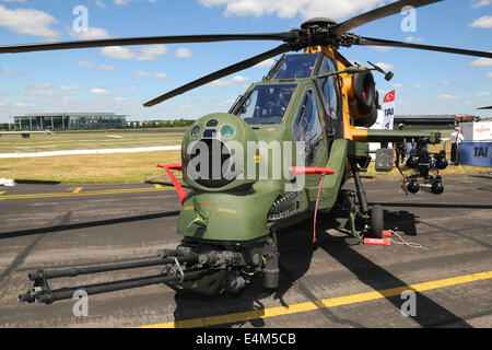 Farnborough, Großbritannien. 14. Juli 2014. Ein Kampfhubschrauber TAI/AgustaWestland T129 anhand der Agusta A129 Mangusta, auf dem Display auf der Farnborough International Air Show Farnborough, UK. 14. Juli 2014. Bildnachweis: Martin Brayley/Alamy Live-Nachrichten Stockfoto