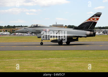 Farnborough, Großbritannien. 14. Juli 2014. Ein Royal Air Force Taifun Kampfjet Rollen vor einer Flugschau auf der Farnborough International Air Show Farnborough, UK. 14. Juli 2014. Bildnachweis: Martin Brayley/Alamy Live-Nachrichten Stockfoto